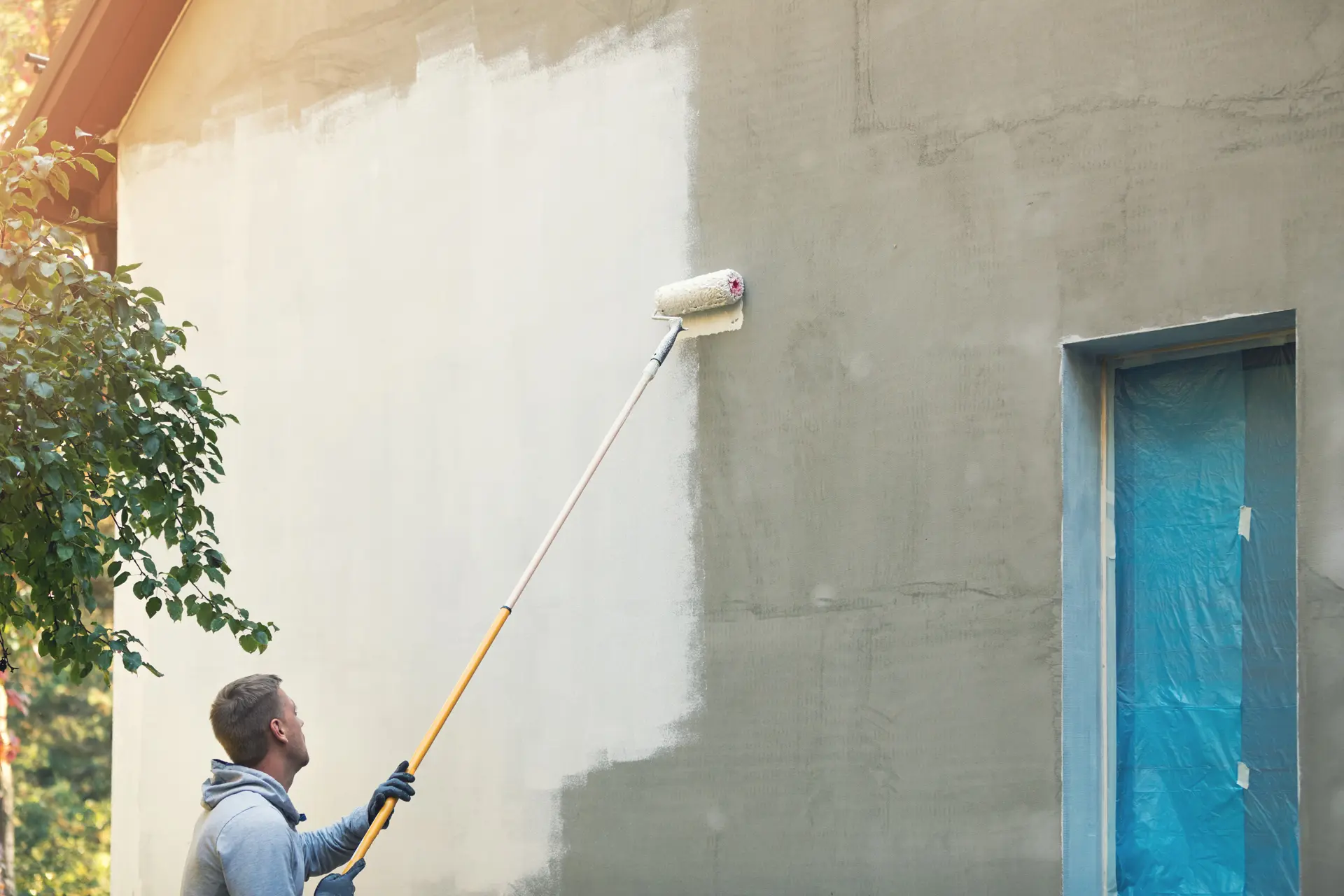 Pintor trabajando en una fachada en Jerez